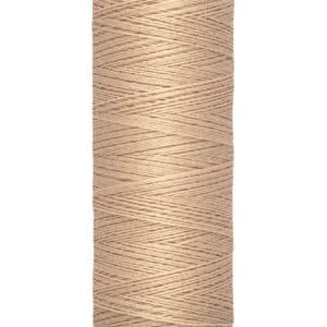 A spool of Gütermann thread in beige color, labeled with "100 m - 110 yds/vgs" on the bottom and "Gütermann" on the top.