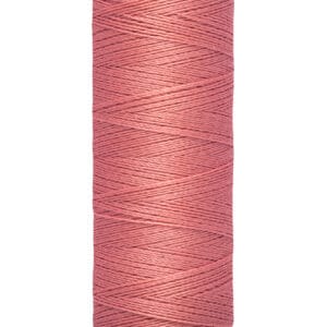 Spool of Gütermann sewing thread in a dusty rose color, wrapped around a beige cylinder. The label at the top reads “Gütermann,” and the base indicates the length as 100 meters or 110 yards.